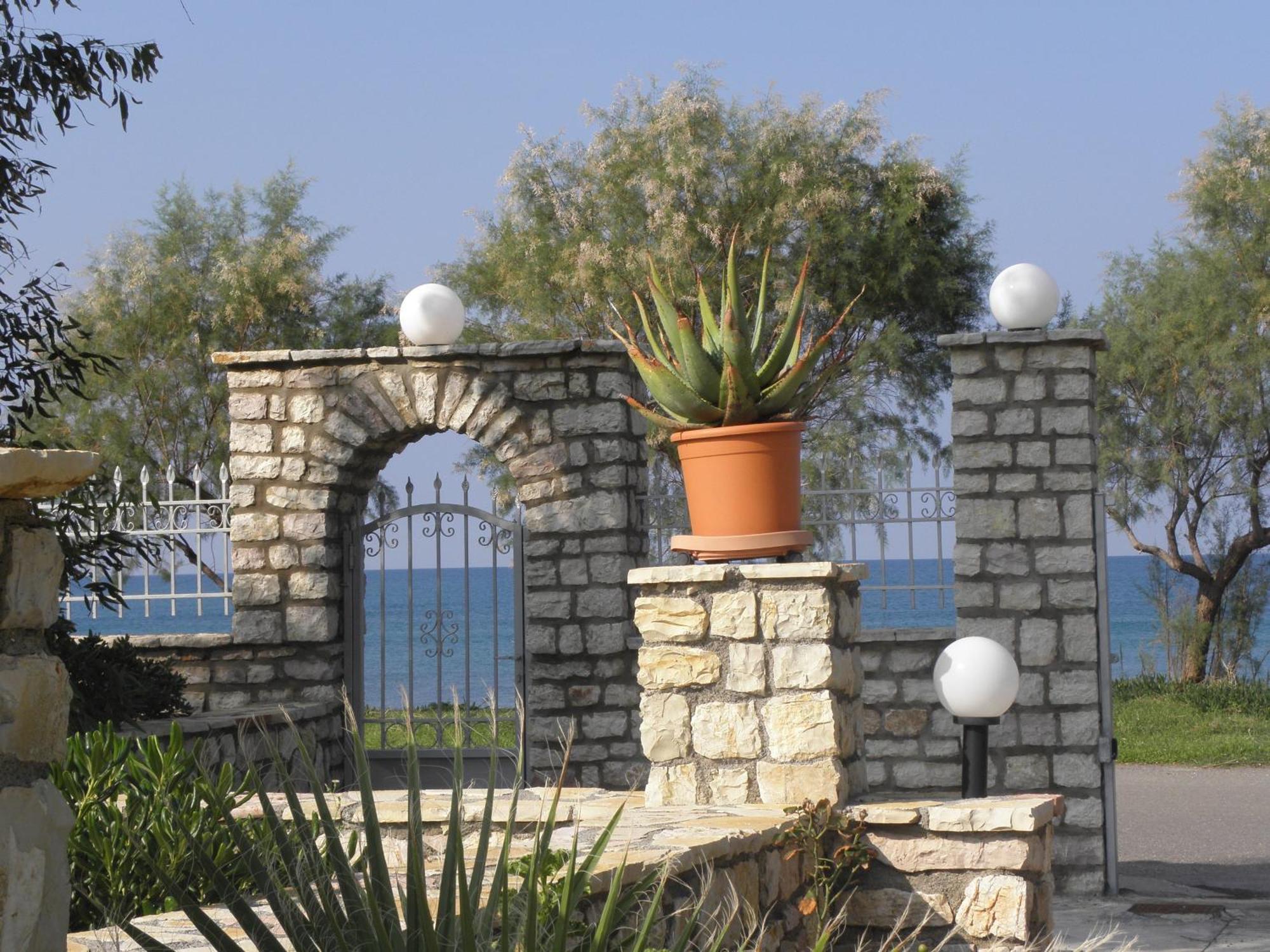 Irida Beach Resort Suites Кипарисия Екстериор снимка